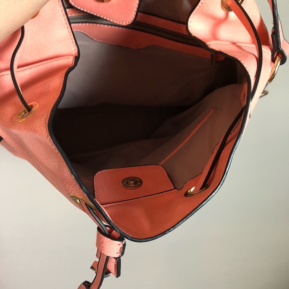 Crossbody adjustable strap. - Picture 6 of 7